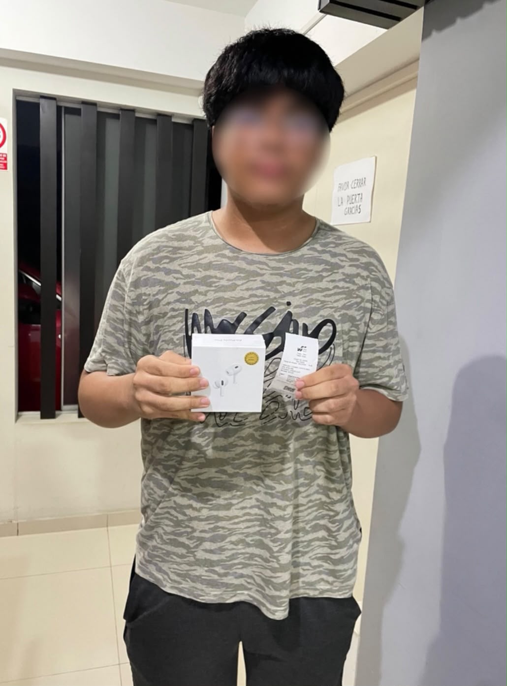 Cliente Wall Tech con su AirPods Pro 3 y su boleta