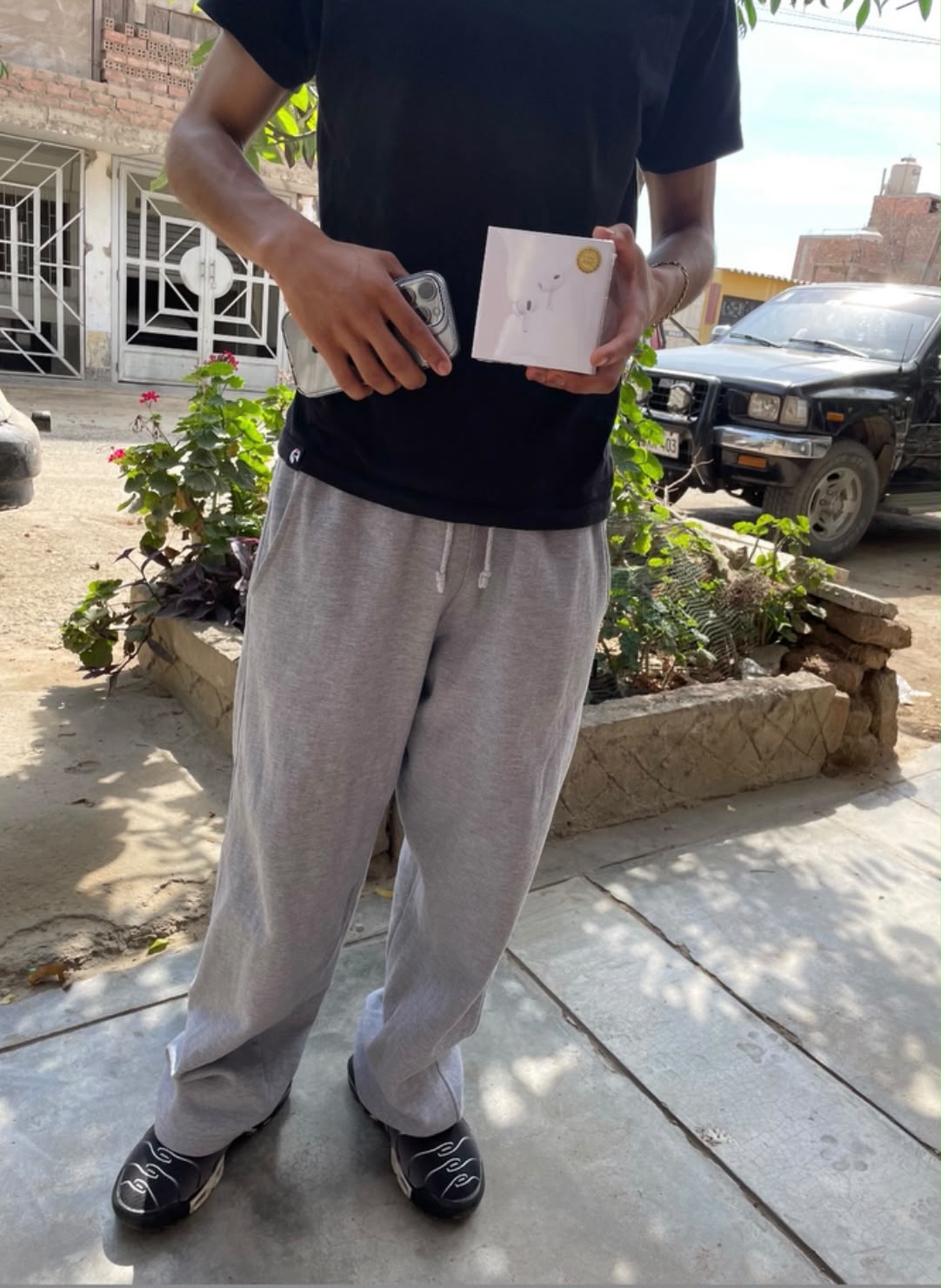 Cliente Wall Tech con su AirPods Pro 3 en mano